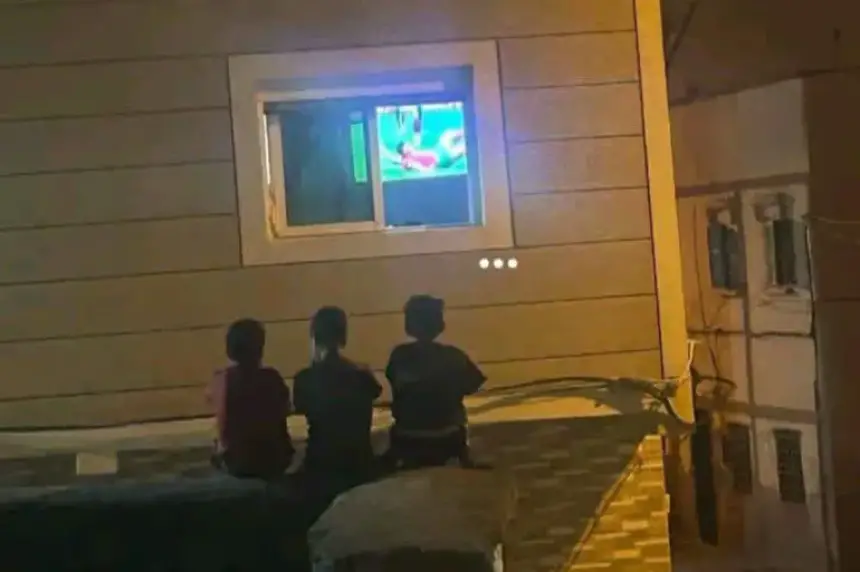 الملك يفاجئ أطفال أشهر صورة لمشجعي المنتخب المغربي أمام كندا بهدايا ثمينة